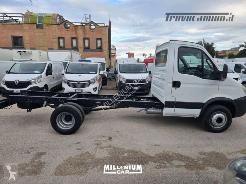 شاحنة Iveco 70C17 PASSO 3750 2011