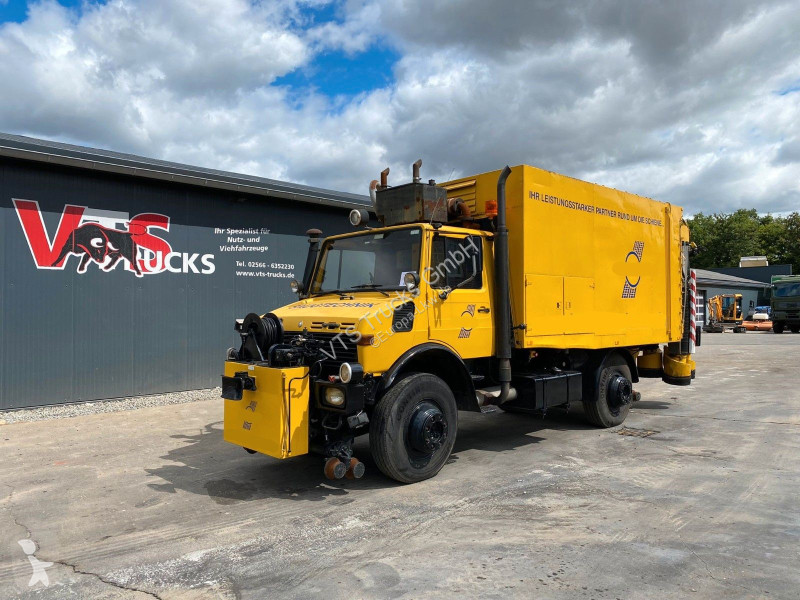آلة لصيانة الطرق Unimog 427/21 Schienenreiniger