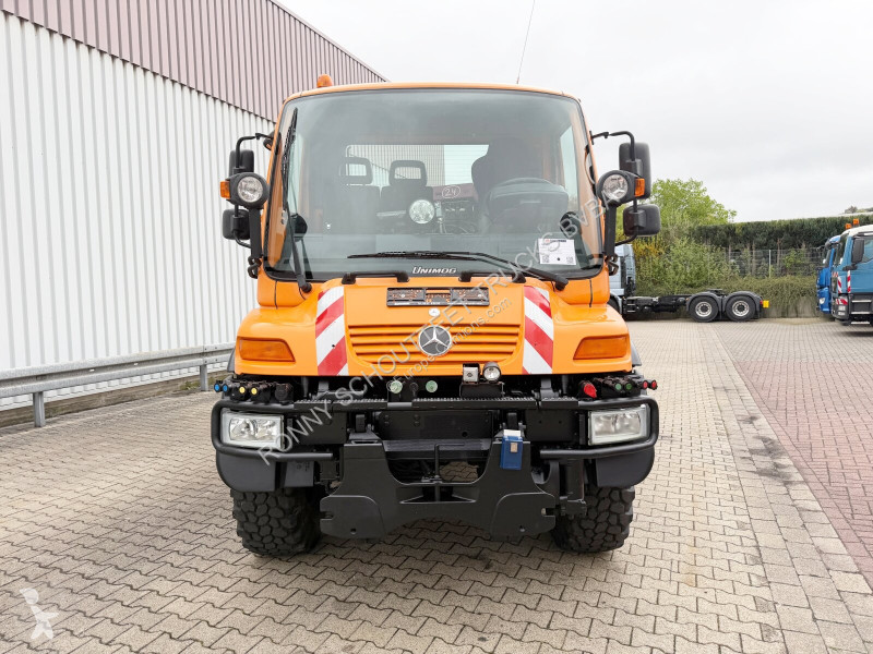 Engin de voirie Unimog U 300 4x4 U 300 405/10...