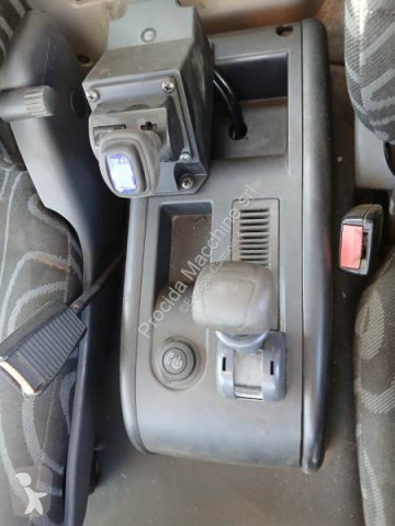 شاحنة قلابة ذات تفريغ خلفي وجانبي Iveco