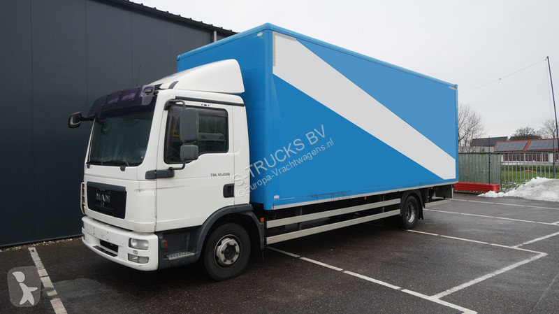 شاحنة MAN 12.220 closed box truck