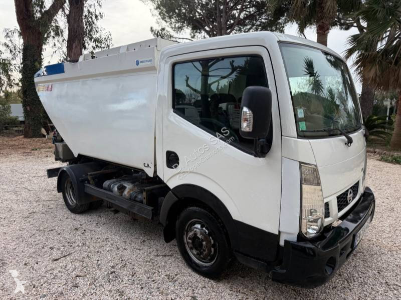 Engin de voirie Nissan
