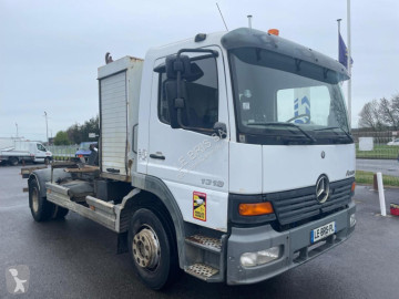 شاحنة ناقلة حاويات متعددة الأغراض Mercedes
