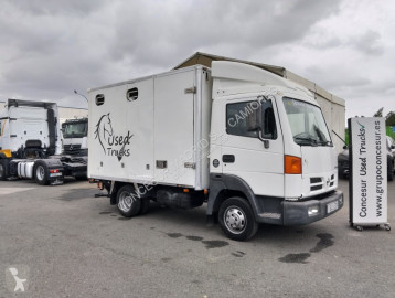 Camión Nissan NT500 TRANSPORTE CABALLOS