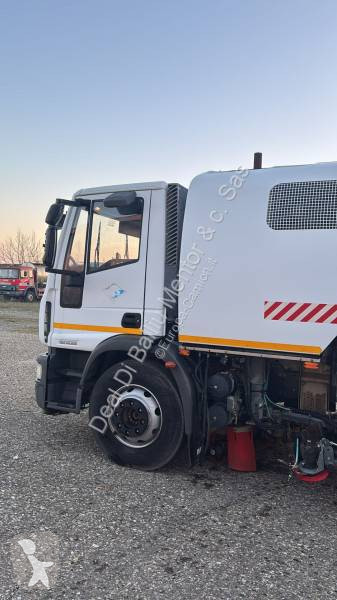آلة لصيانة الطرق Iveco