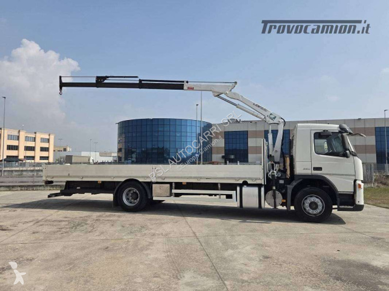 شاحنة Volvo con gru