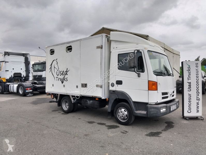 شاحنة Nissan  TRANSPORTE CABALLOS