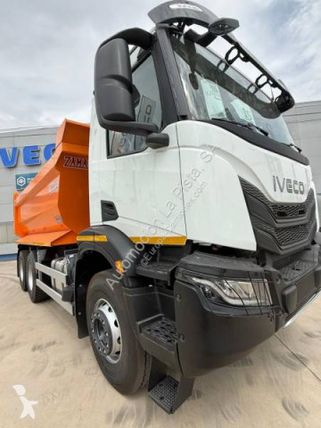 Camión volquete Iveco nuevo