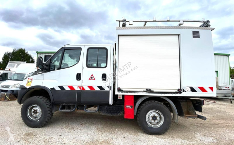 Véhicule utilitaire Iveco DOUB CAB 6 PERSONNES...