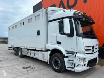 Камион за превоз на едър рогат добитък Mercedes