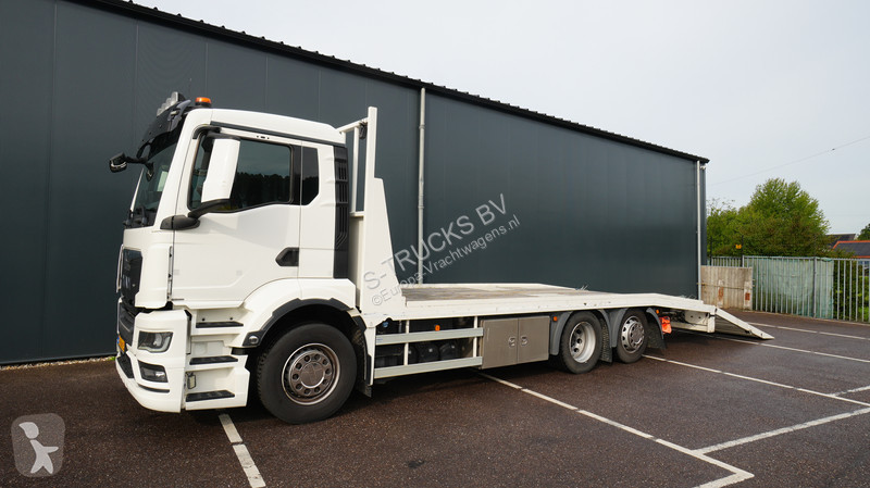 Camión MAN 26.330 6x2 car/machine transport...