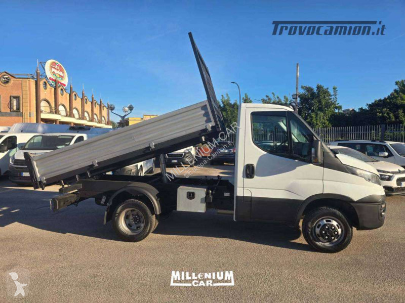Camión Iveco 35-12 RIBALTABILE TRILATERALE 2017