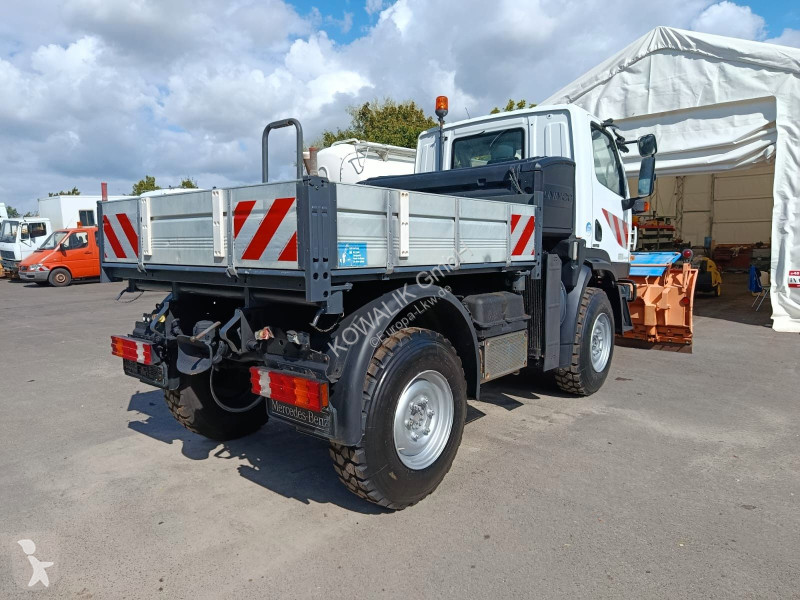 Camión Unimog 4x4 Winterdienst mit Schild,...