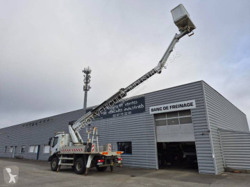 Camión plataforma elevadora articulada telescópica Renault