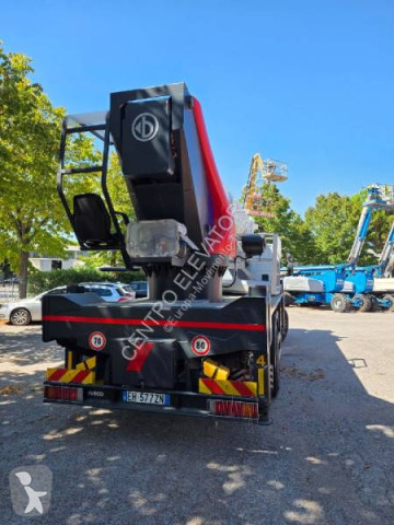 Iveco emelőkosár teherautó