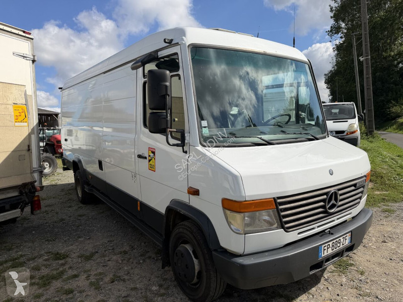 Teherautó Mercedes 614