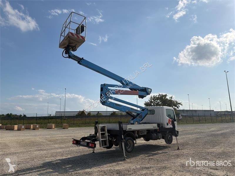 Camion Nissan PNT205 20 m on Nissan NT400...