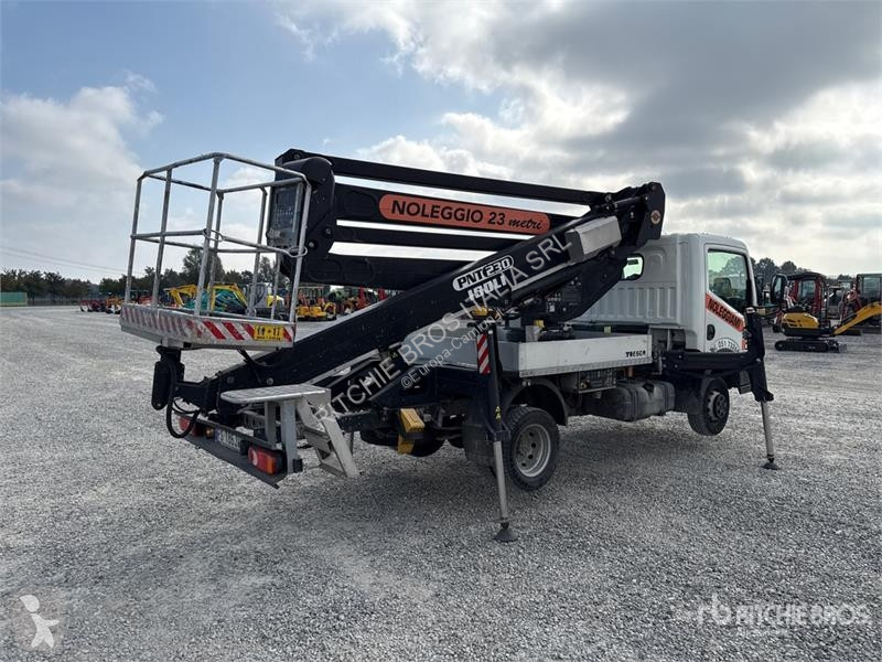 Camion Nissan Isoli PNT 230 20.5 m on Nissan...