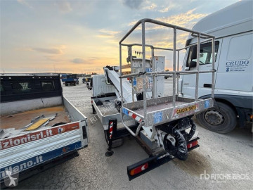 Camion nacela Nissan