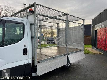 Camion fourgon paroi rigide repliable