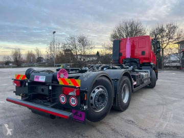 شاحنة ناقلة حاويات متعددة الأغراض Iveco