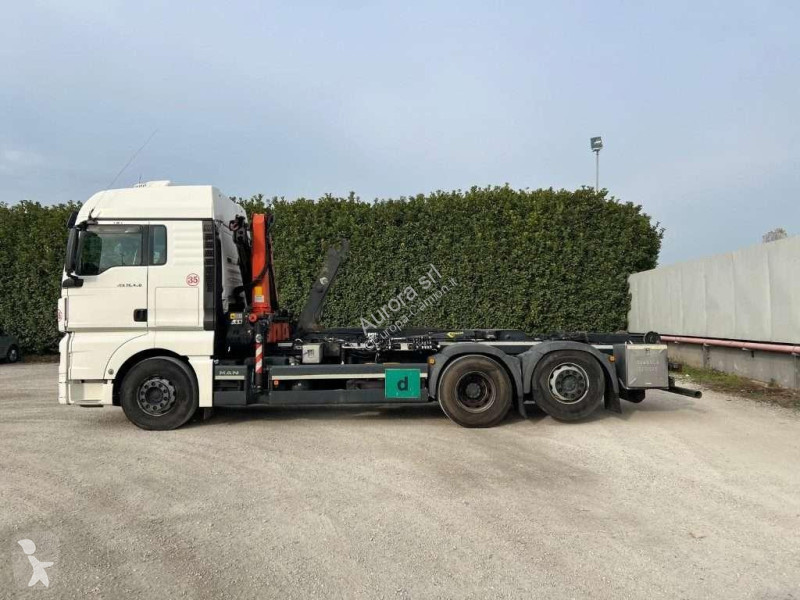 Camion MAN TGX SCARRABILE CON GRU DIETRO CABINA