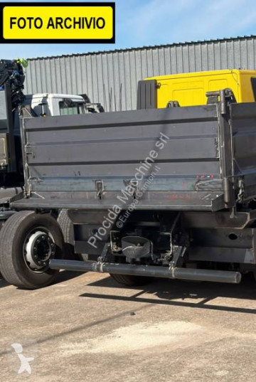 Камион самосвал самосвал с тристранно разтоварване Iveco