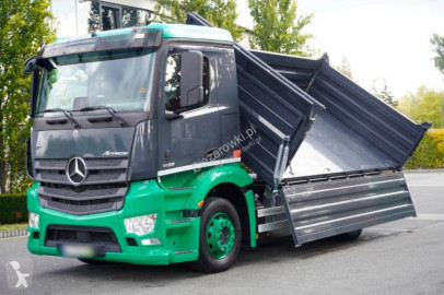 Camion tri-benne Mercedes