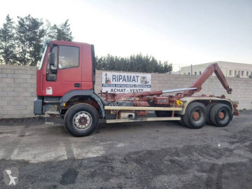 Iveco billenőplató teherautó