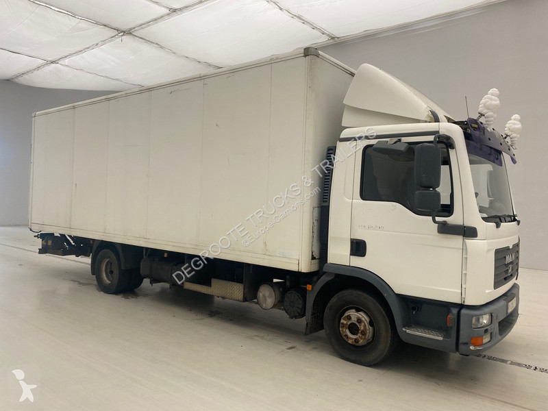 Vrachtwagen MAN 12.210