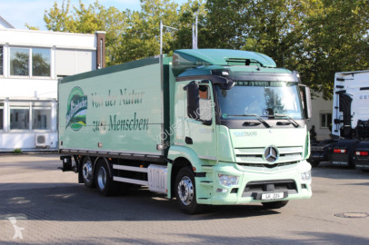 Camión furgón transporte de bebidas Mercedes