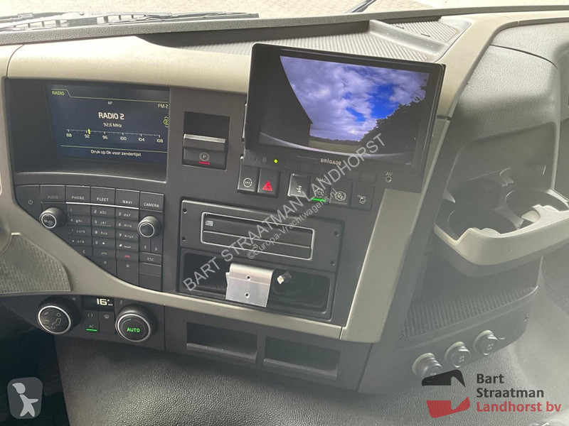Camion Volvo FM 370 4x2 Euro 6 closed box truck...