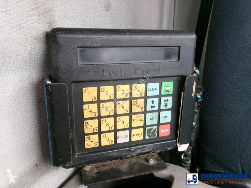 شاحنة Volvo 240 4x2 RHD fuel tank 13 m3 / 4 comp