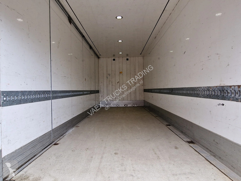 Kamion Volvo 420 Globetrotter 6x2 - Box with...