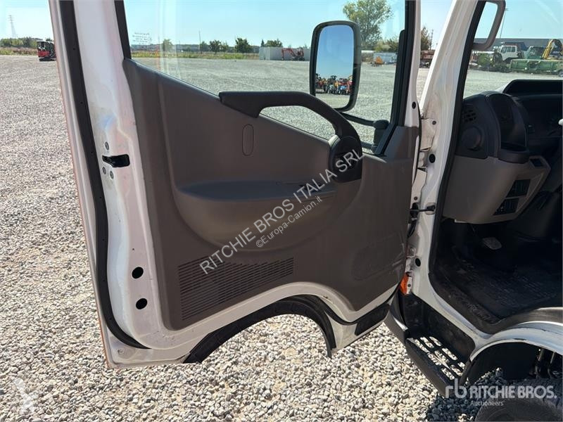 Furgoneta Nissan Flatbed Truck