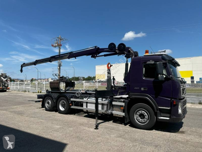 Camión Volvo con pluma