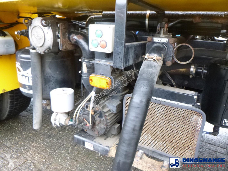 شاحنة DAF 55220 4X2 RHD Whale vacuum tank 8.1 m3