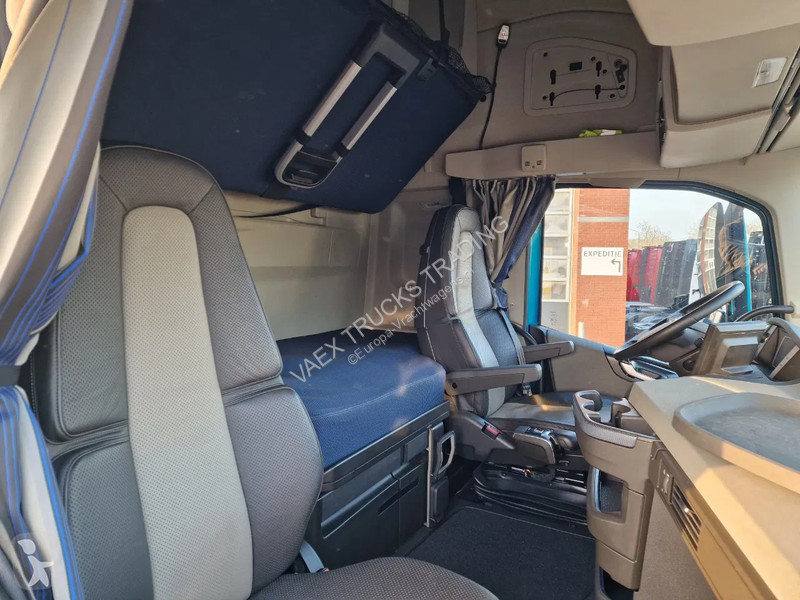 شاحنة Volvo 500 Globetrotter XL Cartransporter...