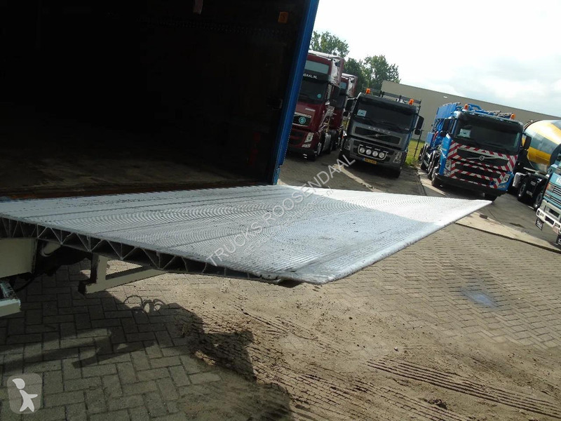 شاحنة Mercedes 1218 + euro 5 + lift