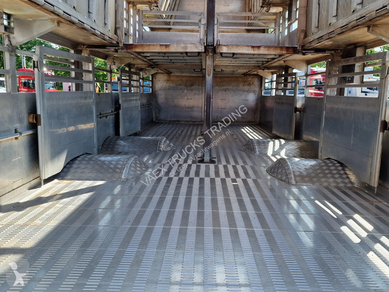 شاحنة Volvo 460 Berdex 3 deck livestock -...
