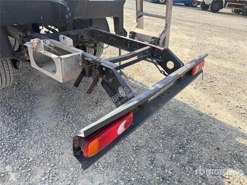 Camion Nissan PNT205 20 m on Nissan NT400...