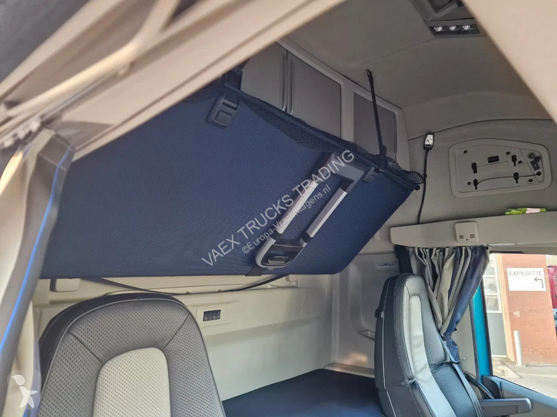 شاحنة Volvo 500 Globetrotter XL Cartransporter...