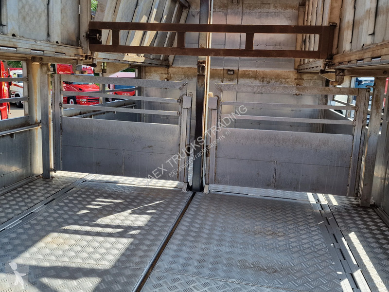 شاحنة Volvo 460 Berdex 3 deck livestock -...