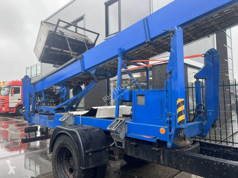 شاحنة International 4600 4x2 210HP + TEUPEN hyLIFT