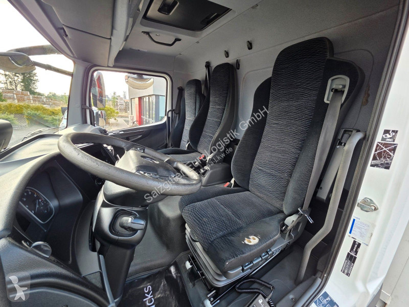 Vrachtwagen Mercedes 818 | 3 Sitzen | Ladebordwand