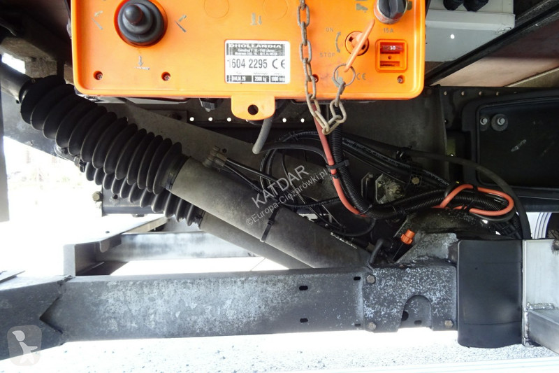 Camion Renault D12 Euro 6 kontener 18p z windą...