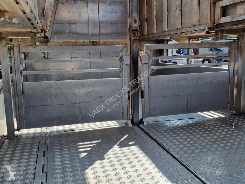 شاحنة Volvo 460 Berdex 3 deck livestock -...
