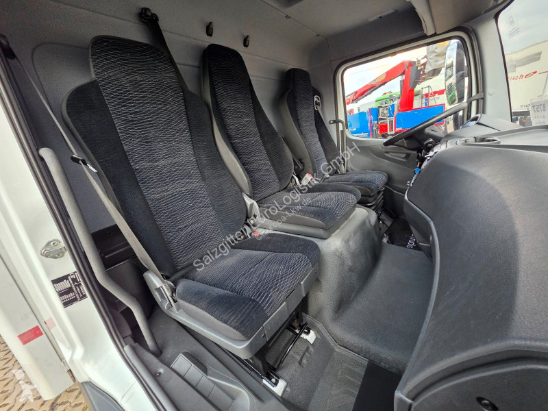 Vrachtwagen Mercedes 818 | 3 Sitzen | Ladebordwand