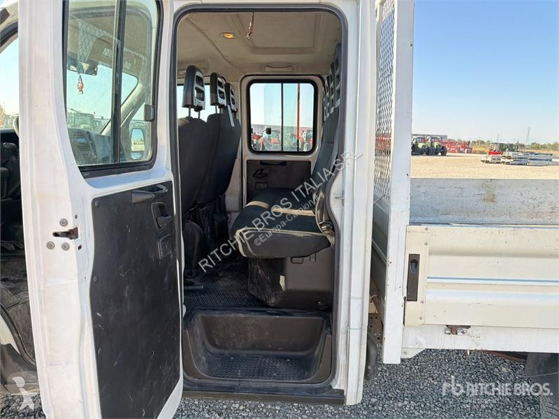 Furgoneta Iveco 35C17 Crew Cab Flatbed Truck