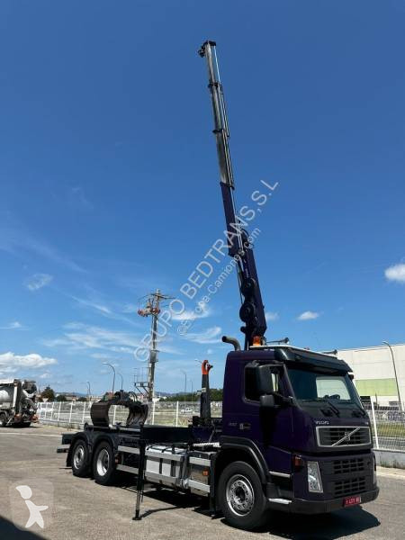 Camión Volvo con pluma